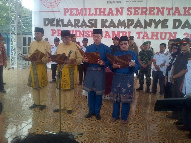 Dua paslon Gubernur dan Wakil Gubernur Jambi membacakan naskah Pilkada damai siang ini (27/8)